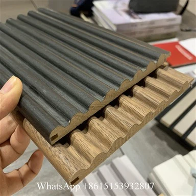 Halbrunde Wandverkleidung aus massivem Holzfurnier, Kiefernholz