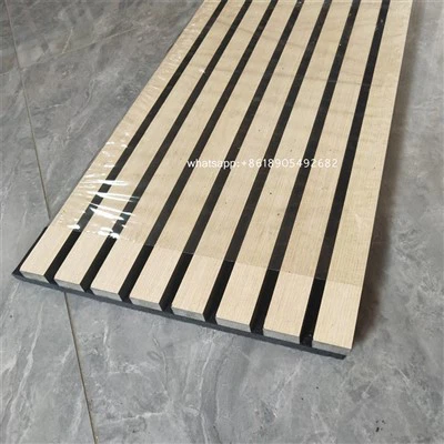 Wandpaneele aus Holzlatten